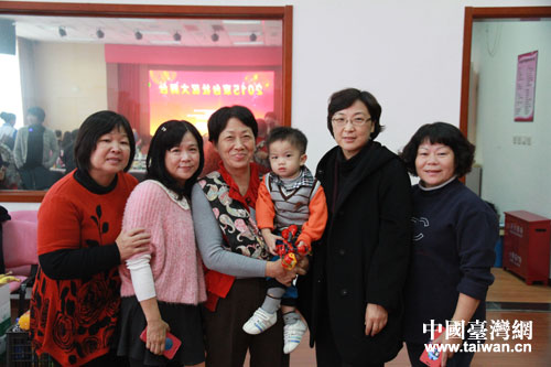 勁松街道工委書記李靚與再次見面的翠屏里社區的老朋友們合影