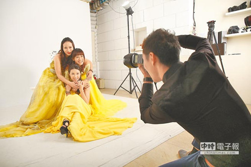 臺灣新人創意婚紗引熱議:公墓婚紗照搞怪(圖)