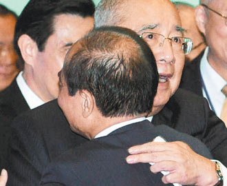 吳伯雄致辭后與王金平擁抱。取自臺灣《聯(lián)合報》/臺北市攝影記者聯(lián)誼會供圖