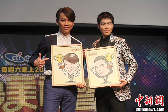 《最美和聲》第二季的臺(tái)灣導(dǎo)師陶喆(左)和蕭敬騰手持電視臺(tái)贈(zèng)送的卡通畫像合影 《最美和聲》第二季的臺(tái)灣導(dǎo)師陶喆(左)和蕭敬騰手持電視臺(tái)贈(zèng)送的卡通畫像合影