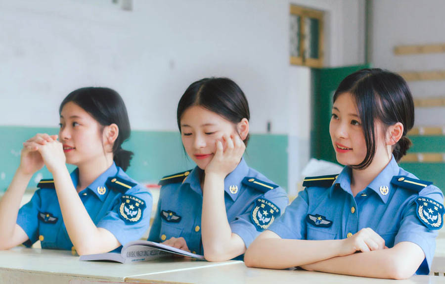 軍校女學(xué)員曬“時(shí)空穿越照” 美呆網(wǎng)友 軍校女學(xué)員曬“時(shí)空穿越照” 美呆網(wǎng)友