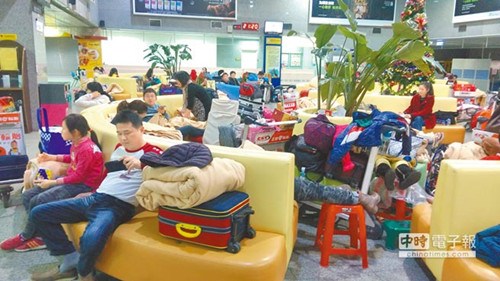 金門持續濃霧8000名旅客滯留210人夜宿機場(圖)