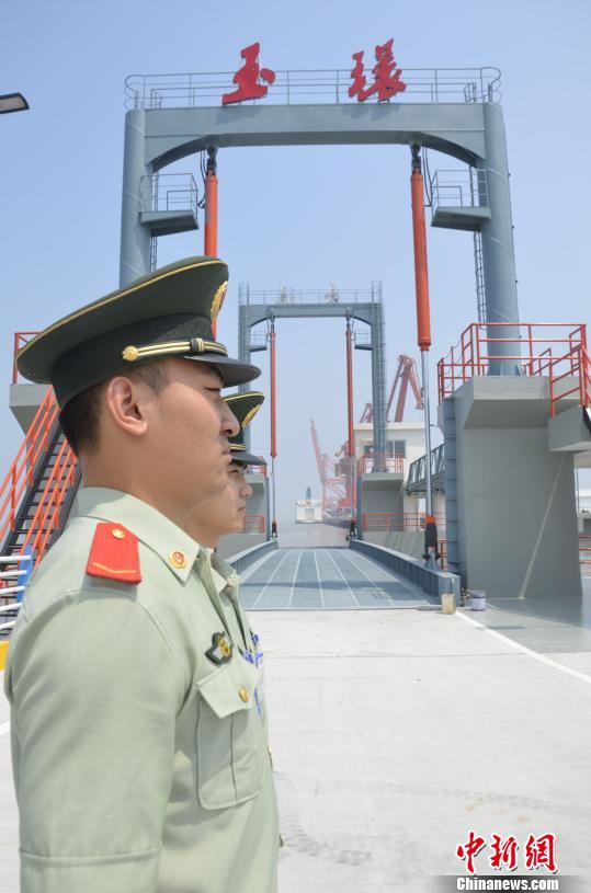 邊檢官兵對新建成的客貨滾裝碼頭實施看管 邊檢官兵對新建成的客貨滾裝碼頭實施看管