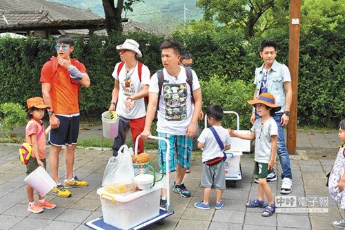 《爸爸2》臺灣拍攝:Kimi萌力爆發姐姐笑呵呵(圖) 《爸爸2》臺灣拍攝:Kimi萌力爆發姐姐笑呵呵(圖)