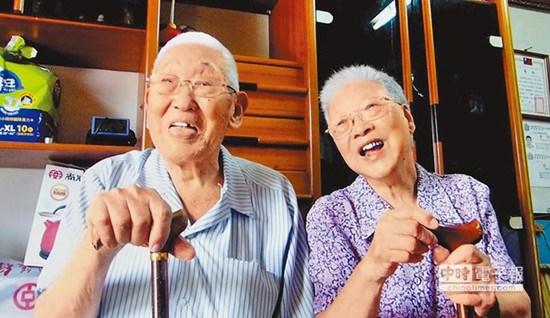 大陸夫妻因當年戰火分離兩岸 半世紀后重逢度余生 大陸夫妻因當年戰火分離兩岸 半世紀后重逢度余生