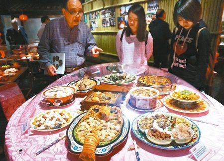 “奇石宴”搜藏家徐俊義(左)搜集瑪瑙、花崗巖各種石頭,拼成滿漢全席各式菜肴。來源:臺灣《聯(lián)合報》