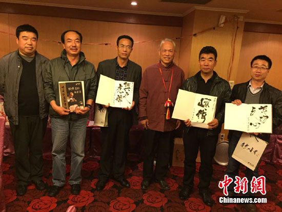 圖:慶陽文博參訪團與臺毫芒雕刻家陳逢顯藝術交流 圖:慶陽文博參訪團與臺毫芒雕刻家陳逢顯藝術交流