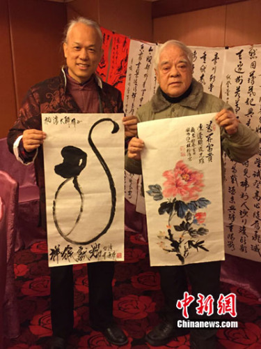 臺灣藝術家陳逢顯現場揮毫“猴”,以迎接2016猴年的到來,與藝術家林裕淳交流互動 臺灣藝術家陳逢顯現場揮毫“猴”,以迎接2016猴年的到來,與藝術家林裕淳交流互動