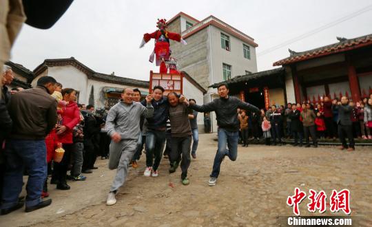 福建連城“走古事”震撼上演兩岸同胞共鬧元宵 福建連城“走古事”震撼上演兩岸同胞共鬧元宵