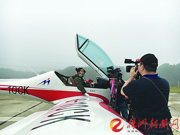 采訪團(tuán)正在訪問阿若拉飛行員 記者 劉娟 攝_副本