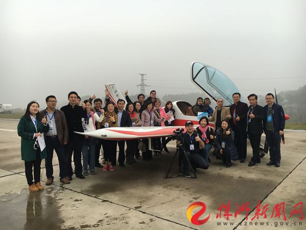 采訪團(tuán)與阿若拉合影 記者 劉娟 攝