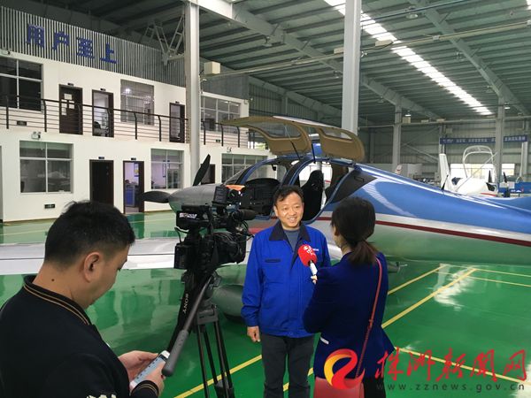 采訪團(tuán)正在訪問山河科技技術(shù)人員 記者 劉娟 攝