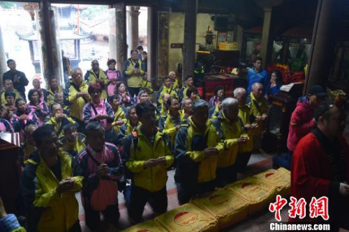 2月21日,臺灣高雄市白砂崙圣母宮媽祖信眾一行42人身著廟服,恭捧分靈媽祖、中壇元帥等神尊,時隔6年后第三次赴“媽祖故里”福建湄洲島謁祖進香。 林群華 攝