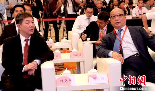 圖為葉克冬(左)在南通與中國國民黨副主席胡志強(右)交談。 崔佳明 攝