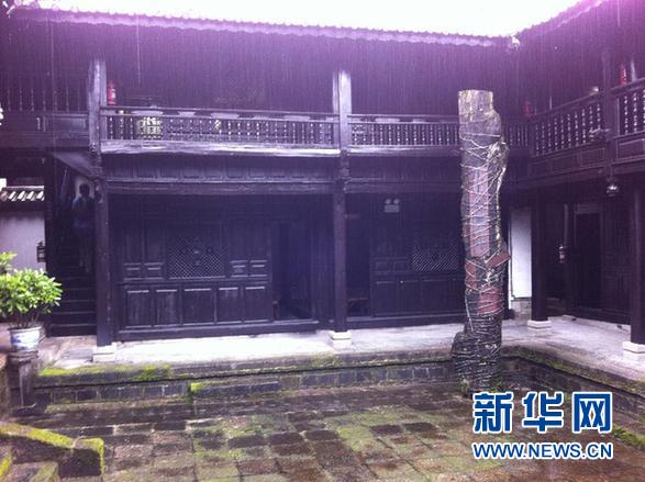 圖為云南省龍陵縣董家溝日軍慰安所舊址內,庭院中樹立著“歷史的恥辱柱”(8月9日攝)。 圖為云南省龍陵縣董家溝日軍慰安所舊址內,庭院中樹立著“歷史的恥辱柱”(8月9日攝)。