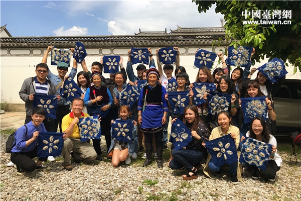 兩岸師生攜自己制作的扎染作品合影留念 兩岸師生攜自己制作的扎染作品合影留念