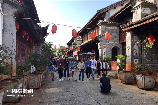 兩岸學生喜洲古鎮接頭走秀 兩岸學生喜洲古鎮接頭走秀