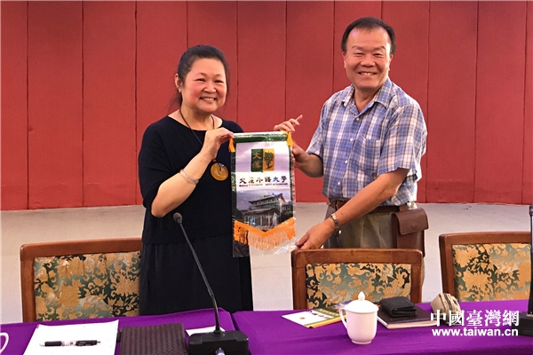 臺灣文藻外語大學陳健祥教授贈送校旗于薛一萍董事長 臺灣文藻外語大學陳健祥教授贈送校旗于薛一萍董事長