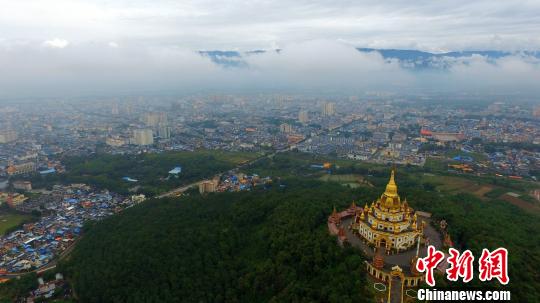 航拍云南芒市勐煥大金塔。 嚴越培 攝