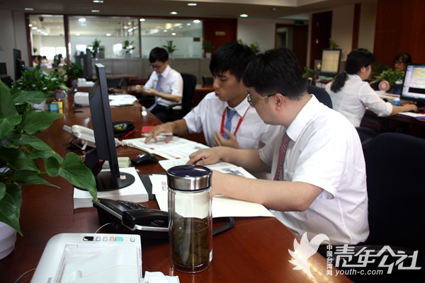 圖為來自臺北大學的臺灣學生藍雍淵向浙商銀行杭州分行運營管理部業務處理中心票據審核崗骨干樓敏請教問題 圖為來自臺北大學的臺灣學生藍雍淵向浙商銀行杭州分行運營管理部業務處理中心票據審核崗骨干樓敏請教問題