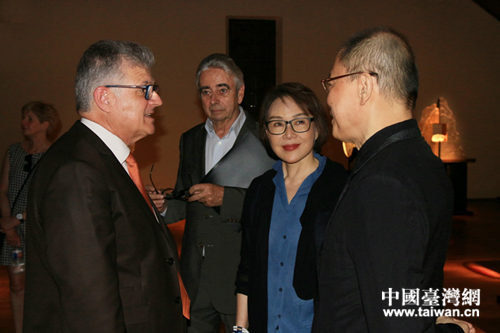 安德?tīng)?盧瓦爾省省議會(huì)主席讓-熱拉爾·波米耶(左一)稱贊楊惠姍、張毅充滿東方人文色彩的作品讓人驚艷 安德?tīng)?盧瓦爾省省議會(huì)主席讓-熱拉爾·波米耶(左一)稱贊楊惠姍、張毅充滿東方人文色彩的作品讓人驚艷