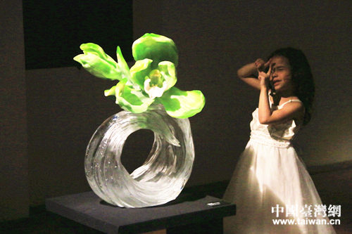 法國(guó)小女孩欣賞《且舞春風(fēng)共從容》 法國(guó)小女孩欣賞《且舞春風(fēng)共從容》