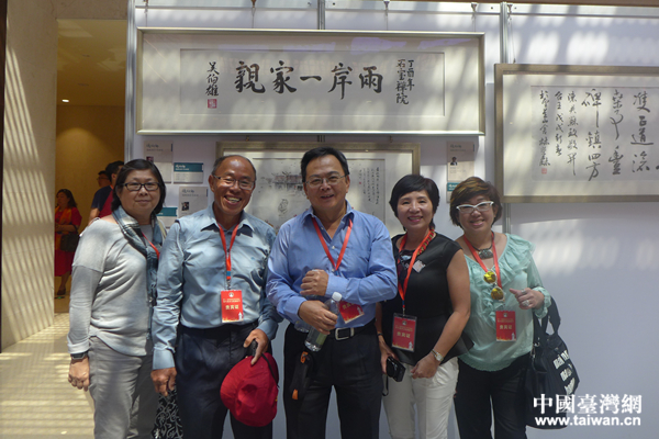 嘉賓參觀“憶故鄉”書畫展 嘉賓參觀“憶故鄉”書畫展