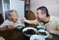 你養我小,我養你老!昔日保姆成百歲“母親” ,老東家說…