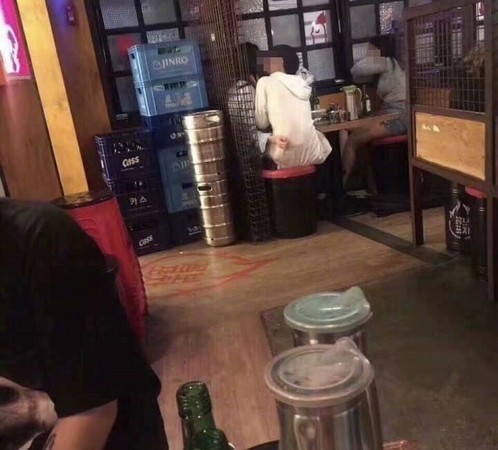 女友離開上廁所 男友下一秒轉頭吻其閨蜜 女友離開上廁所 男友下一秒轉頭吻其閨蜜