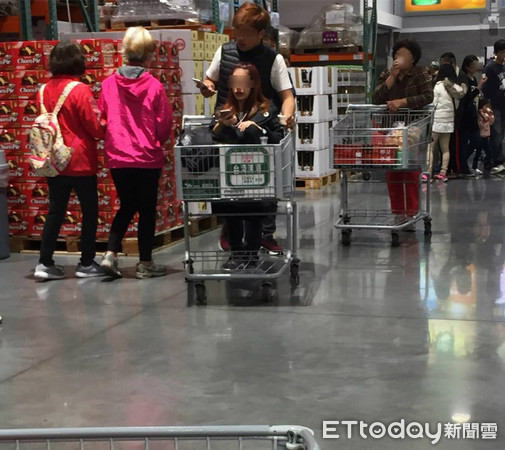 男子推女友坐購物車內 被酸“公主病” 男子推女友坐購物車內 被酸“公主病”