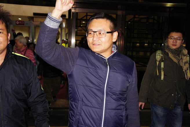 向"獨(dú)派"頭目噴生發(fā)水男子交保 稱將反告對(duì)方妨害自由 向"獨(dú)派"頭目噴生發(fā)水男子交保 稱將反告對(duì)方妨害自由