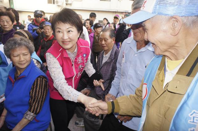盧秀燕臺(tái)中市長(zhǎng)選戰(zhàn)開打 批空污并承諾恢復(fù)老人補(bǔ)助 盧秀燕臺(tái)中市長(zhǎng)選戰(zhàn)開打 批空污并承諾恢復(fù)老人補(bǔ)助