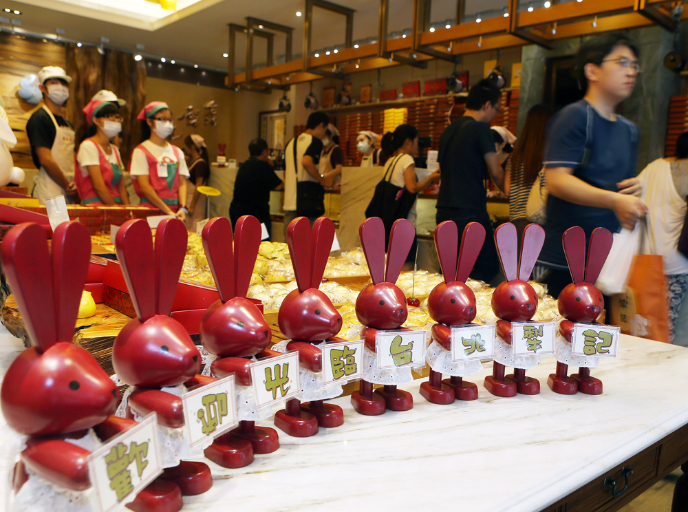 中秋月餅買(mǎi)氣受挫,臺(tái)北知名百年餅鋪,7日中秋節(jié)前夕排隊(duì)人潮不復(fù)見(jiàn) 中秋月餅買(mǎi)氣受挫,臺(tái)北知名百年餅鋪,7日中秋節(jié)前夕排隊(duì)人潮不復(fù)見(jiàn)