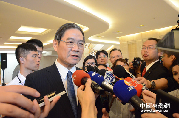 國臺辦主任張志軍6日晚在天津出席第九屆津臺投資合作洽談會開幕式后,接受臺灣媒體提問。( 國臺辦主任張志軍6日晚在天津出席第九屆津臺投資合作洽談會開幕式后,接受臺灣媒體提問。(