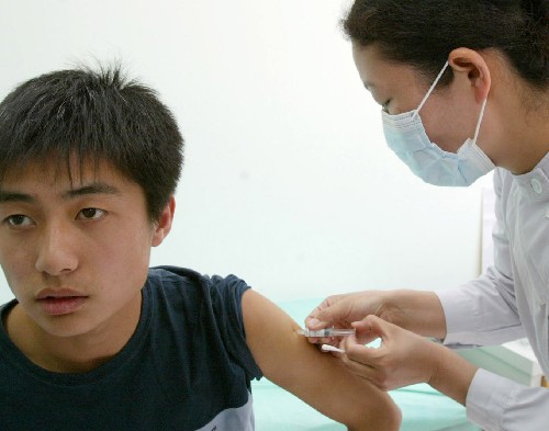 自主創(chuàng)新、重點跨越、支撐發(fā)展、引領(lǐng)未來…… 近年來,我國科技界緊密圍繞國家發(fā)展的緊迫需求,聚集各方面創(chuàng)新資源,著力解決經(jīng)濟(jì)社會發(fā)展重大科技問題,取得了一批重大成果,掌握了一批關(guān)鍵技術(shù),為促進(jìn)國民經(jīng)濟(jì)又好又快發(fā)展和解決重大民生問題提供了堅強的支撐。 這是2004年5月22日,志愿者在接受非典疫苗人體注射(資料照片)。 新華社發(fā)