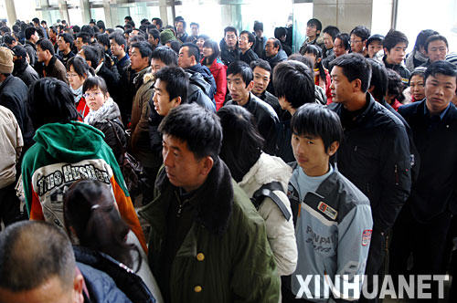 1��13�գ��y����܇վ��Ʊ��d��(n��i)���ܶ��ÿ��ڵȴ�ُƱ����(d��ng)�����y��2008�괺�\(y��n)��܇Ʊ�_ʼ�l(f��)����D��Z���^���R����܇��ǰ10����Ʊ��ÿ���ÿ�һ����ُ5��Ӳ�P��10��Ӳ��Ʊ��