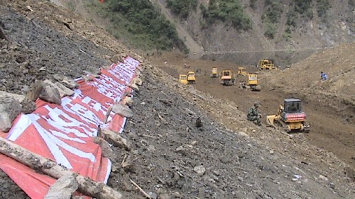 這是5月30日在四川唐家山堰塞湖拍攝的堰頂開挖場景。 當日,唐家山堰塞湖泄流槽主體工程基本完成,施工人員將從31日8時開始陸續分批撤離。 新華社發(周向軍 攝)