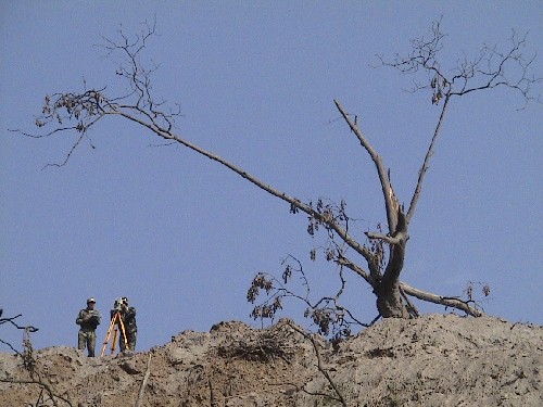 唐家山堰塞湖泄流槽主體工程基本完成 5月30日,在四川唐家山堰塞湖,武警水電十支隊測量員正在堰頂上利用儀器測量計算導流渠開挖進展情況。 當日,唐家山堰塞湖泄流槽主體工程基本完成,施工人員將從31日8時開始陸續分批撤離。 新華社發(周向軍 攝)