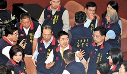 臺灣朝野戰斗背心被吐槽藍營“黑戰袍”被批厚重