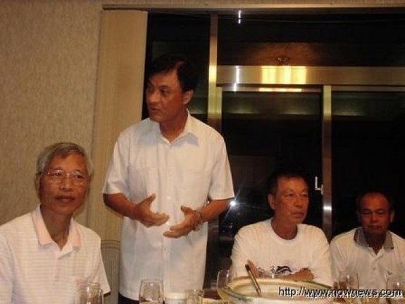 民進黨2014七合一選舉,競爭激烈的臺中市長選舉提名,在前民進黨秘書長蘇嘉全(左二)宣布退選後,黨中央今(30)日表示,將由民進黨立委林佳龍、蔡其昌兩位參選人在12月30日進行民調。(圖:資料照片) 民進黨2014七合一選舉,競爭激烈的臺中市長選舉提名,在前民進黨秘書長蘇嘉全(左二)宣布退選後,黨中央今(30)日表示,將由民進黨立委林佳龍、蔡其昌兩位參選人在12月30日進行民調。(圖:資料照片)