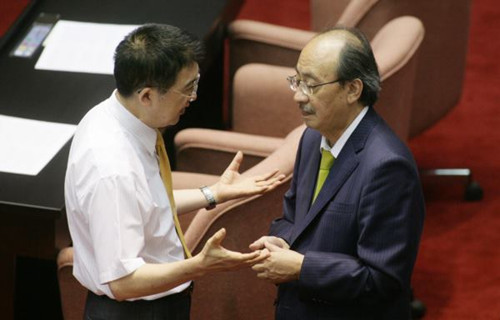 國(guó)民黨“中央政策會(huì)”執(zhí)行長(zhǎng)林鴻池(左)與民進(jìn)黨“立院”黨團(tuán)總召柯建銘(右)交換意見。 國(guó)民黨“中央政策會(huì)”執(zhí)行長(zhǎng)林鴻池(左)與民進(jìn)黨“立院”黨團(tuán)總召柯建銘(右)交換意見。