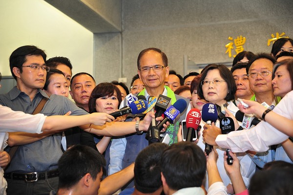 游錫堃在民進黨主席蔡英文陪同下登記參選新北市長。(臺媒圖) 游錫堃在民進黨主席蔡英文陪同下登記參選新北市長。(臺媒圖)