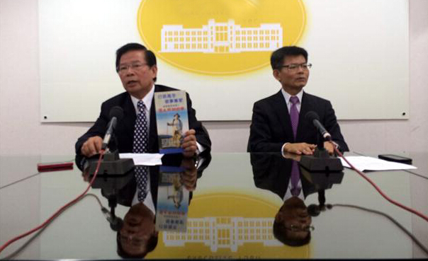 楊秋興簡太郎同日辭職,全力投入高雄屏東選戰(zhàn)。(臺媒圖) 楊秋興簡太郎同日辭職,全力投入高雄屏東選戰(zhàn)。(臺媒圖)