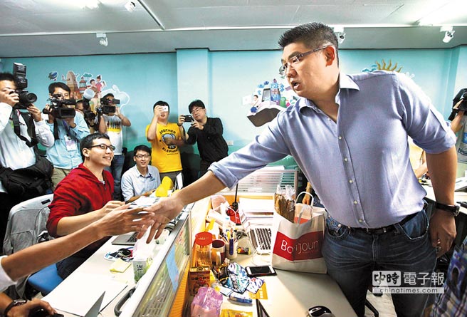 柯文哲、連勝文辯論宣告破局。圖為連勝文在競選總部送面包慰勞工作人員并握手致謝 柯文哲、連勝文辯論宣告破局。圖為連勝文在競選總部送面包慰勞工作人員并握手致謝