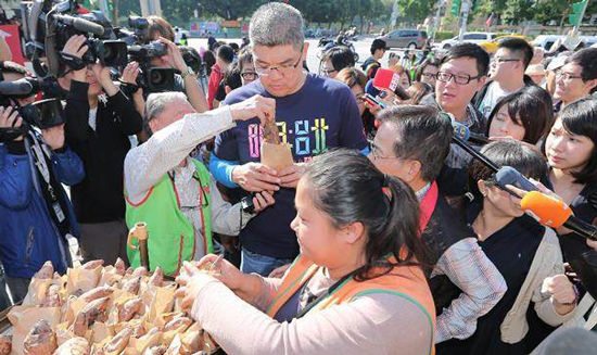 柯文哲支持者造假抹黑連勝文 綠營媒體“自打臉” 柯文哲支持者造假抹黑連勝文 綠營媒體“自打臉”