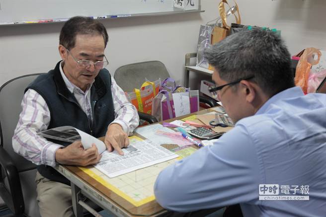 連勝文拜會(huì)“反連”里長獲支持(圖) 連勝文拜會(huì)“反連”里長獲支持(圖)