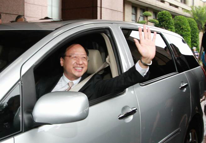 江宜樺卸任自己開(kāi)車(chē)離開(kāi) 江宜樺卸任自己開(kāi)車(chē)離開(kāi)