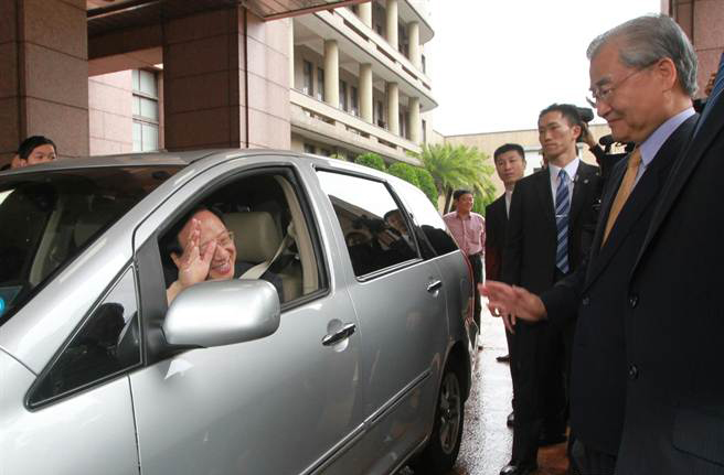 江宜樺與接任“行政院長(zhǎng)”的毛治國(guó)揮手道別 江宜樺與接任“行政院長(zhǎng)”的毛治國(guó)揮手道別