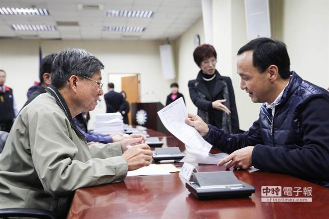 朱立倫登記國民黨主席補選 黨員連署達10萬多份 朱立倫登記國民黨主席補選 黨員連署達10萬多份