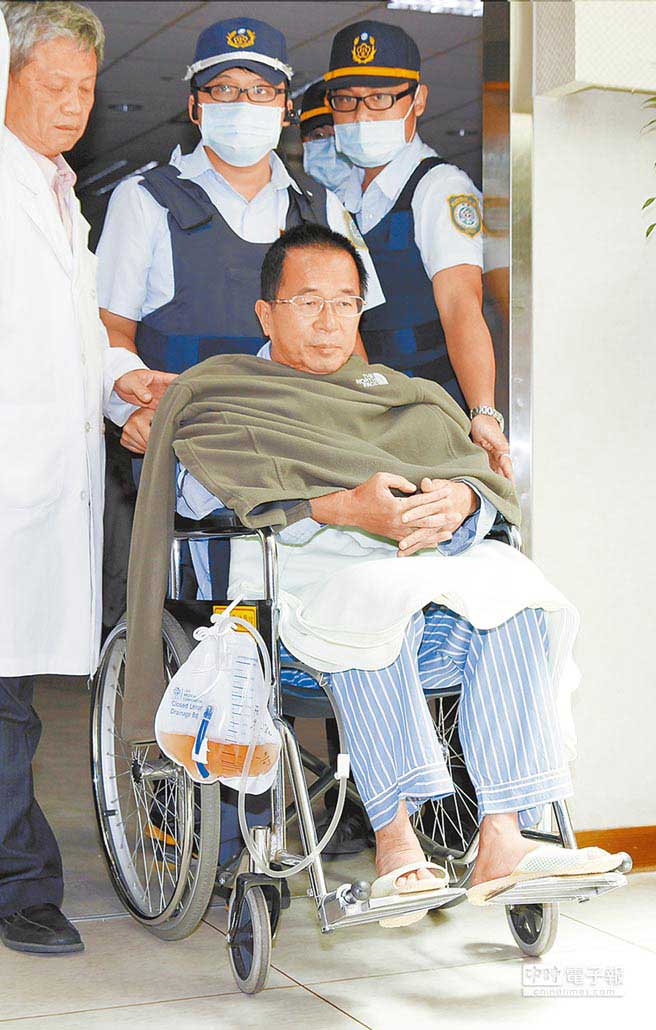 醫療團隊今天將入監,為臺灣地區前領導人陳水扁進行健康評估。圖為陳水扁在臺北榮總戒護就醫,進行腹部檢查 醫療團隊今天將入監,為臺灣地區前領導人陳水扁進行健康評估。圖為陳水扁在臺北榮總戒護就醫,進行腹部檢查